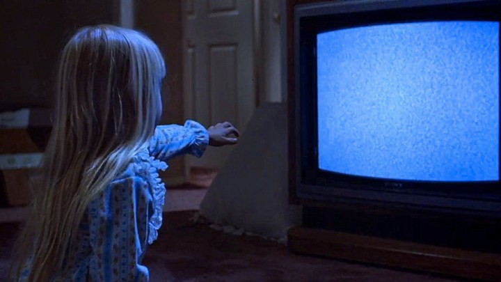 Carol Anne extendiendo su mano hacia el televisor en "Poltergeist" (1982).