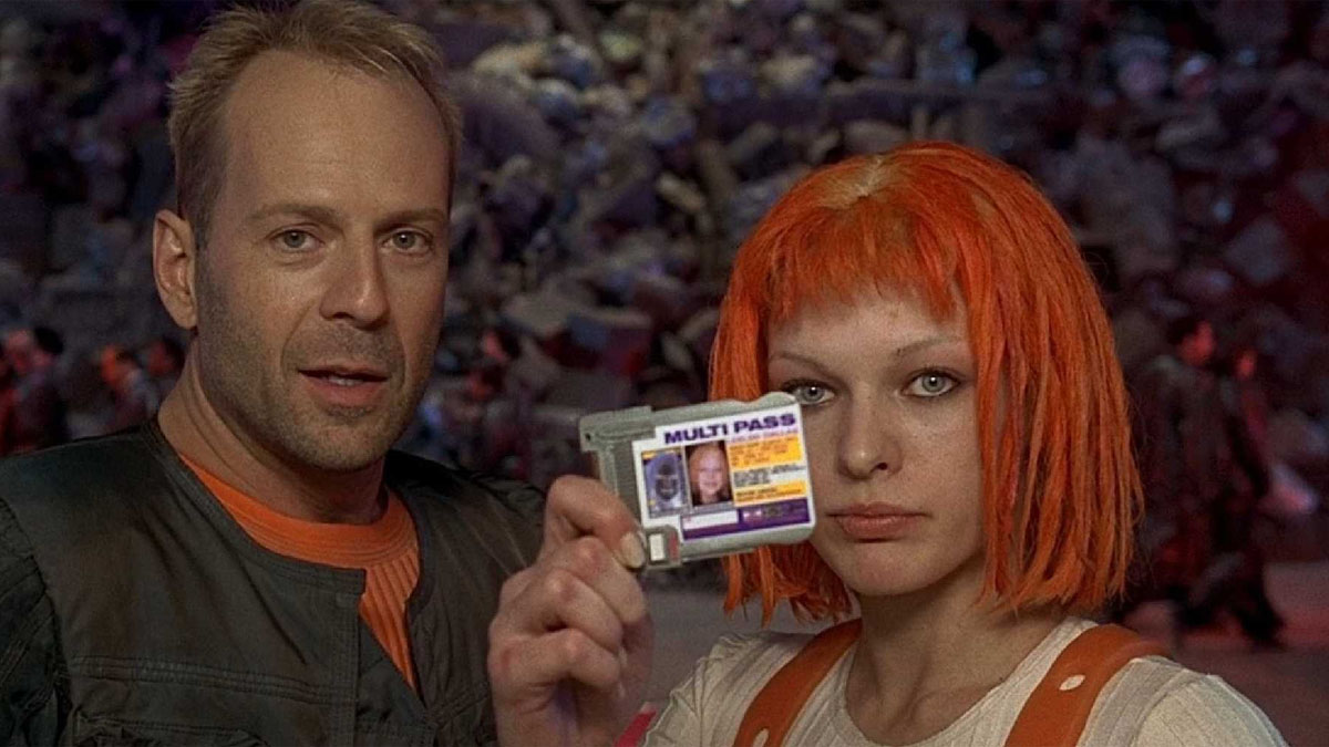 Bruce Willis e Milla Jovovich em O Quinto Elemento.