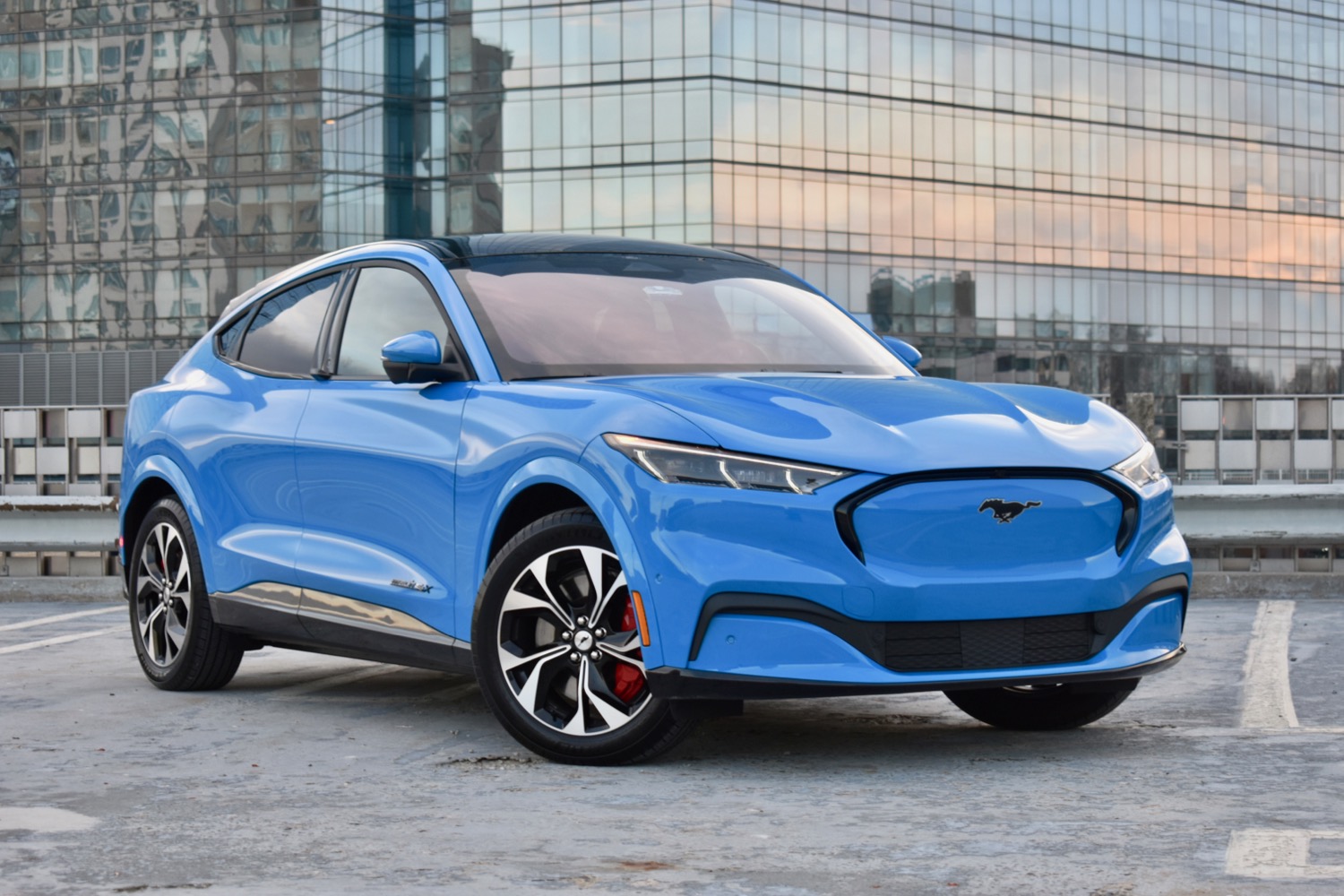 フォード マスタング マッハ-E 2024 対 マッハ-E 2023: フォードの電動マスタングの新機能は何ですか?