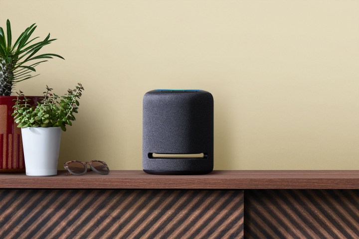Amazon Echo Studio Alexa Smart Speaker sobre una mesa.