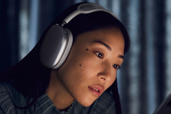 A woman wearing the silver Apple AirPods Max.