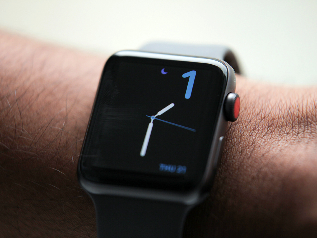 Bileğe takılan bir Apple Watch Series 3.