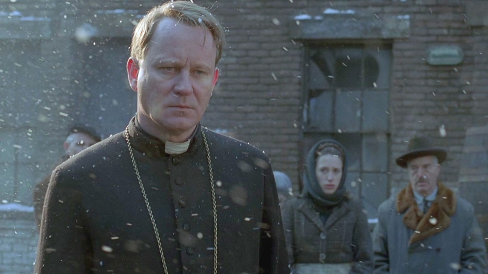 Padre Merrin em "Dominion: Prequel to the Exorcist".