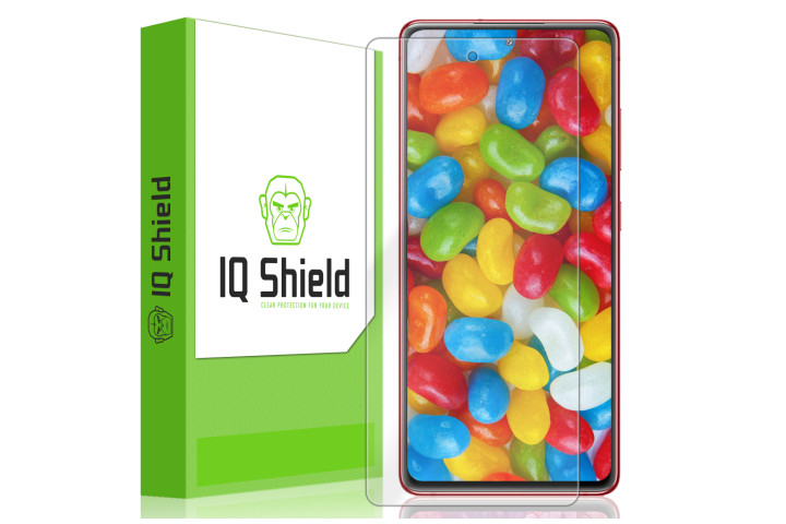 Защитная пленка IQ Shield Liquid Shield на экране Samsung Galaxy S20 FE с зелено-белой розничной упаковкой рядом.