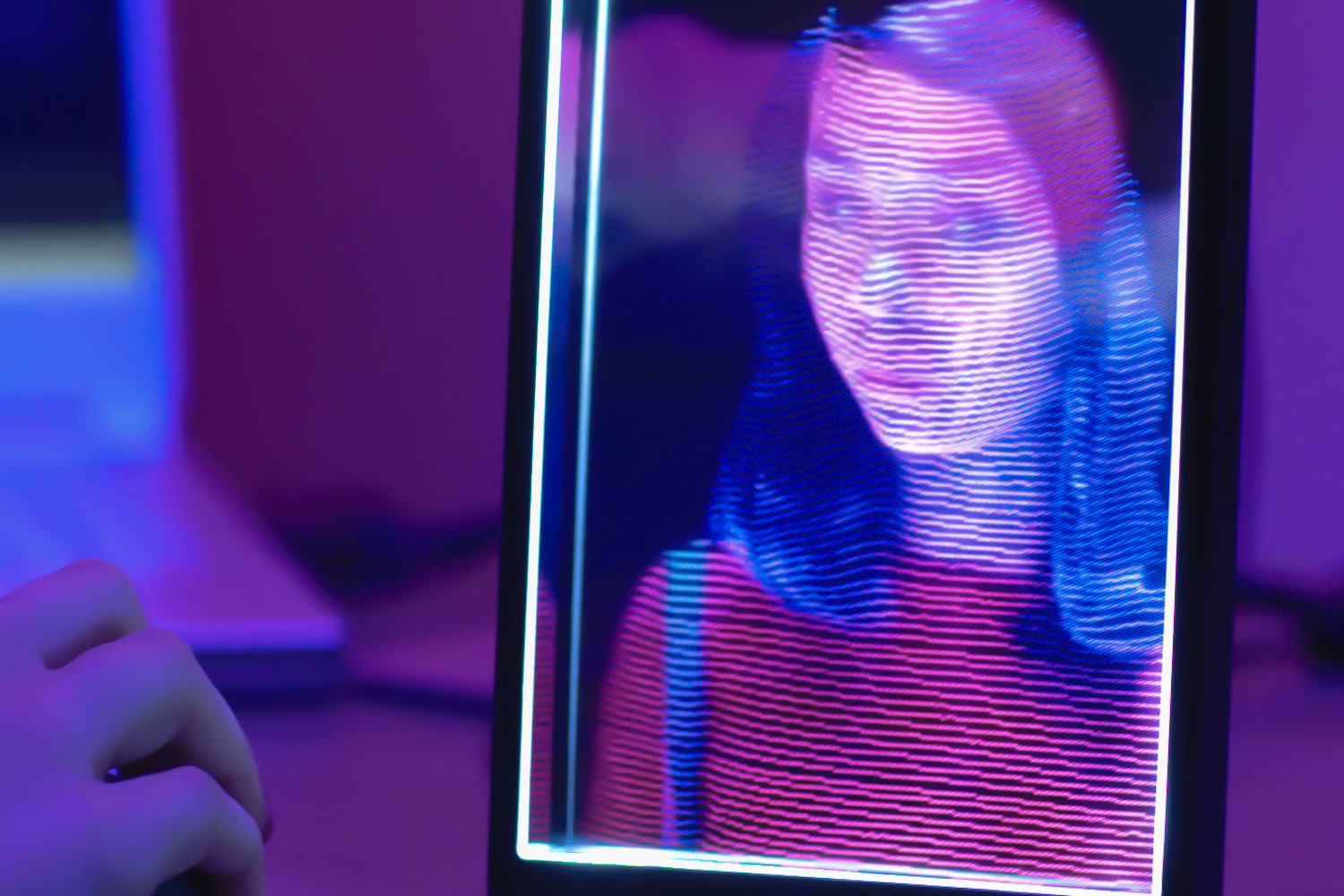 Looking Glass Portrait Is First Personal Holographic Display | Digital
