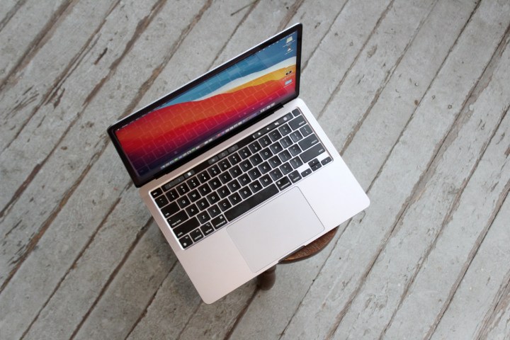 MacBook Pro bertenaga M1 dilihat dari sudut yang tinggi.