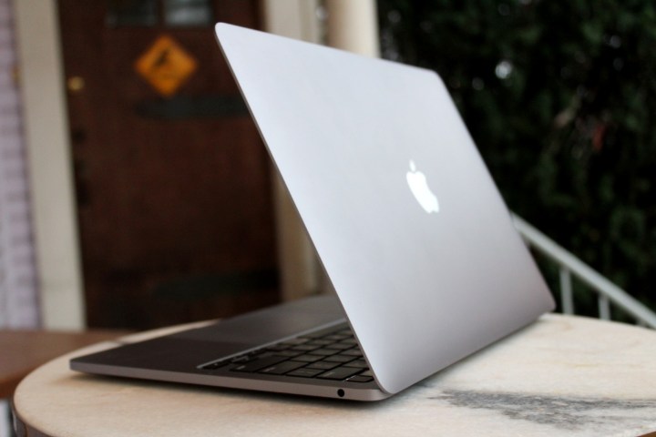 O MacBook Pro de 13 polegadas, visto de trás de um ângulo.