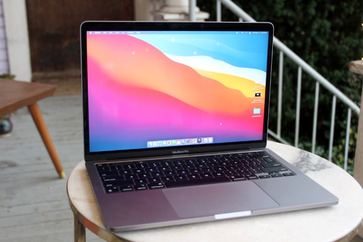 Le MacBook Pro M1 sur une table basse.