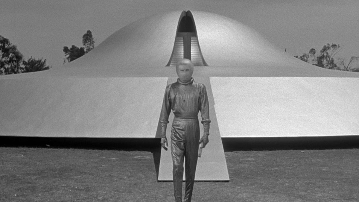 Klaatu saindo de um disco voador em "O Dia em que a Terra Parou".