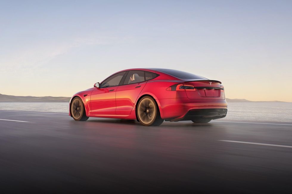 Tesla Model S против Porsche Taycan: поворачивают головы и ломают шеи