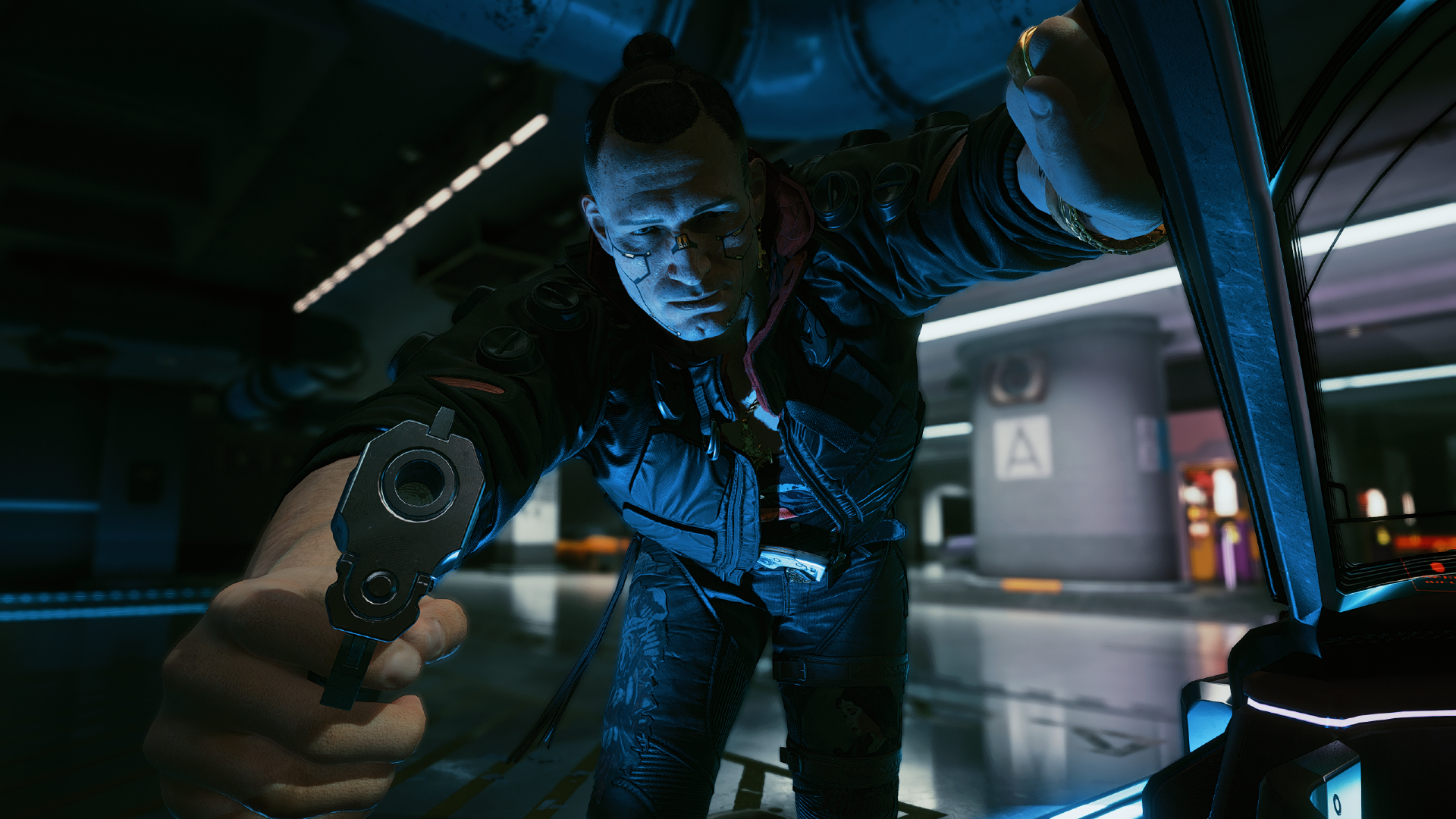 Um cara de moicano aponta uma arma para o jogador.