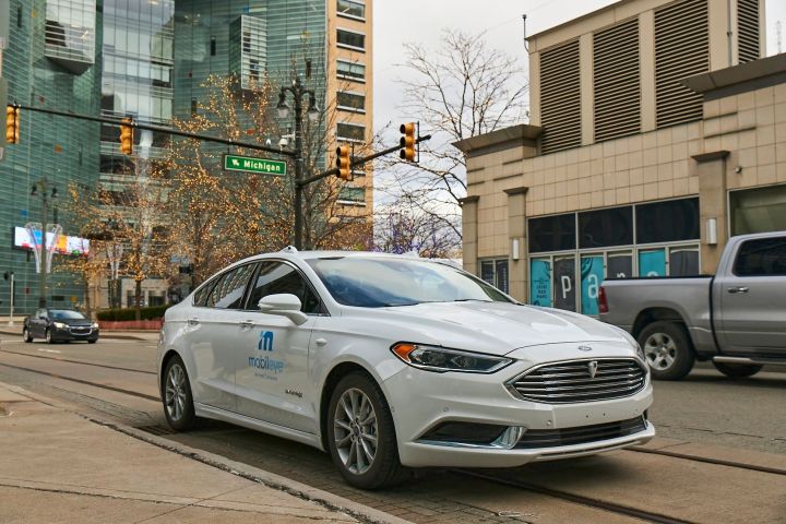 A self-driving vehicle from Mobileye's autonomous test fleet navigates the streets of Detroit. (Credit: Mobileye, an Intel Company)