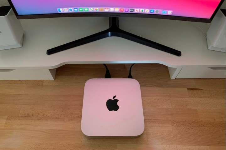 Новейший Mac Mini, сидящий под монитором ПК.
