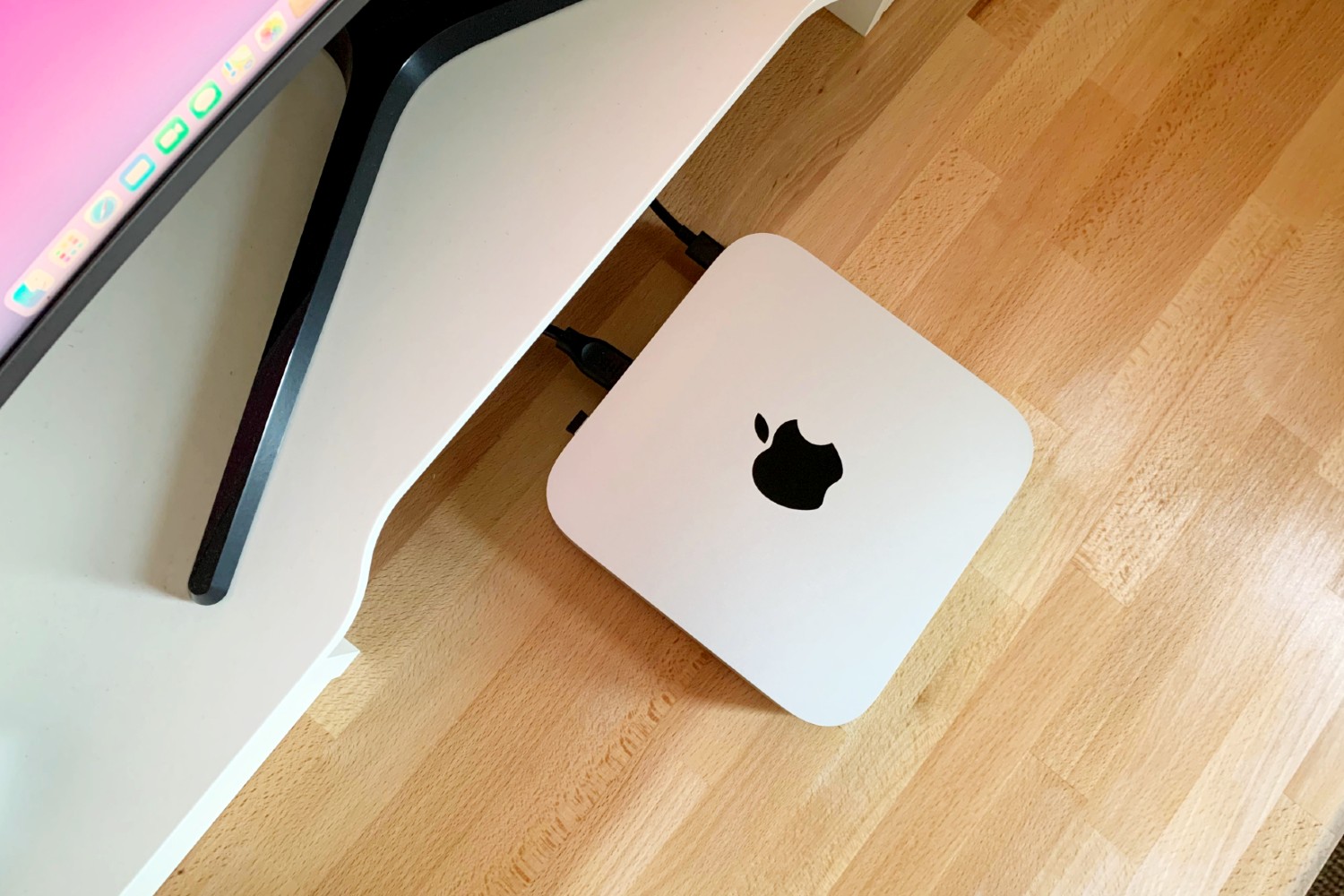 Apple Mac Mini M1 sentado em uma mesa.