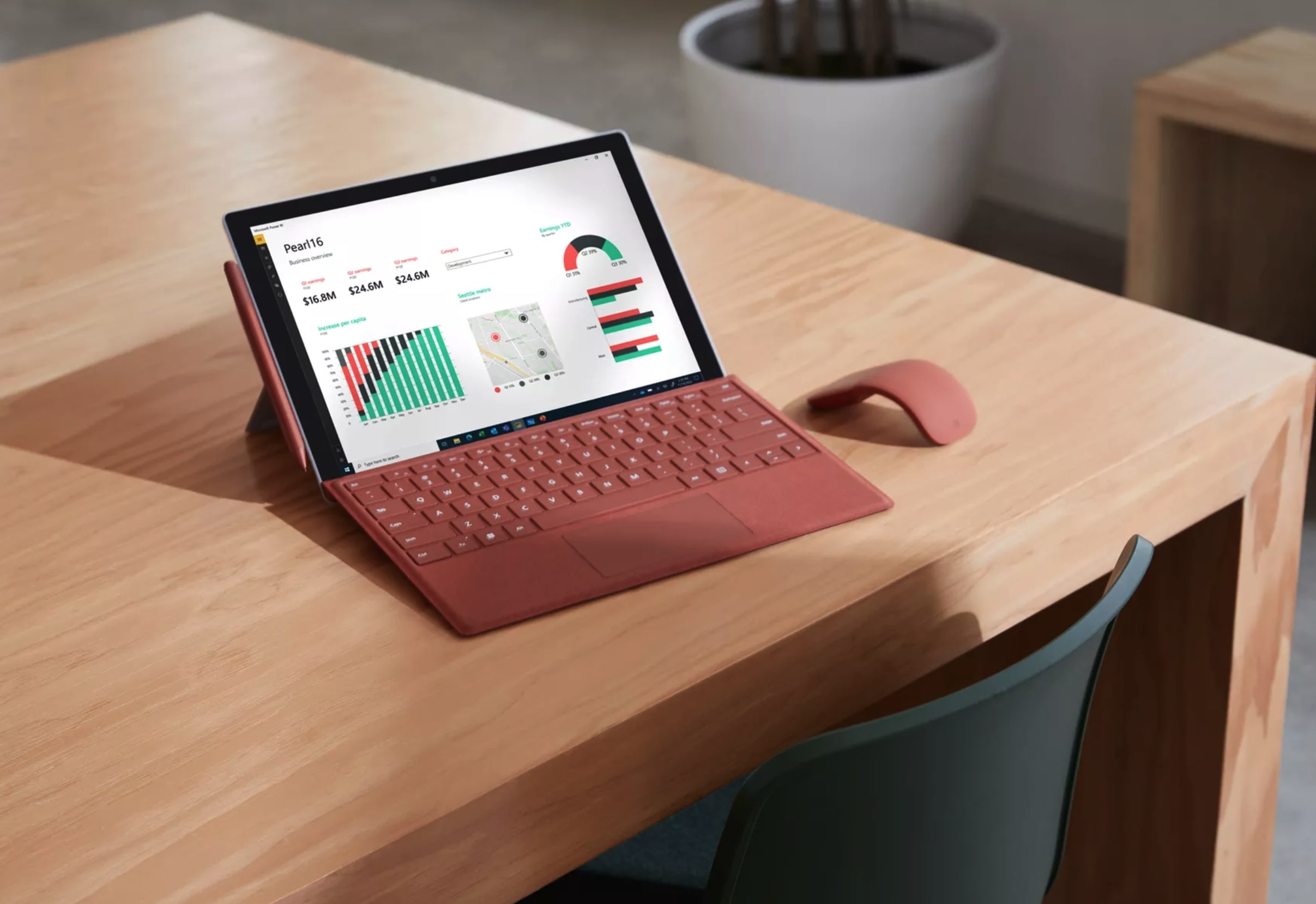 Microsoft Surface Pro 7+ dalam bentuk laptop, di atas meja.
