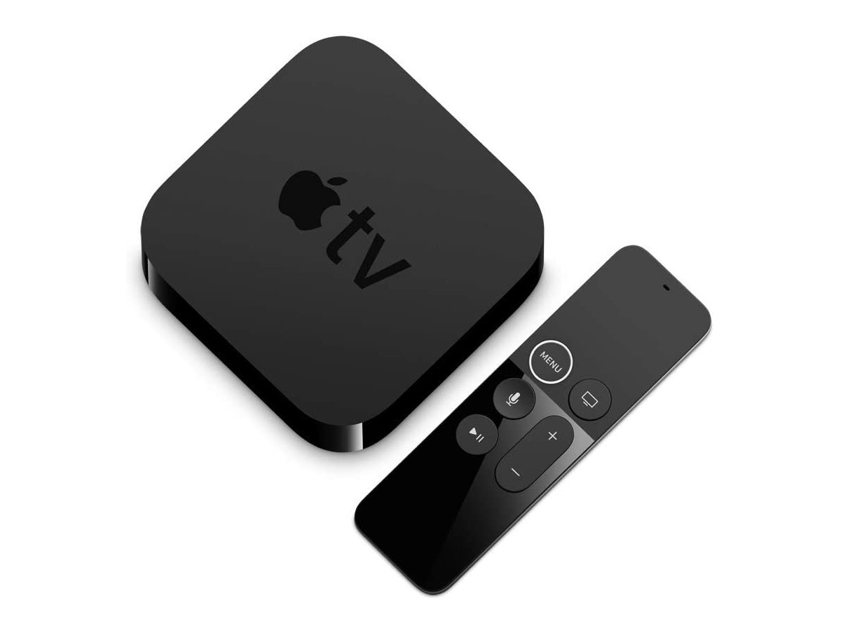 Apple TV 4K (2021) con control remoto antiguo de Siri.