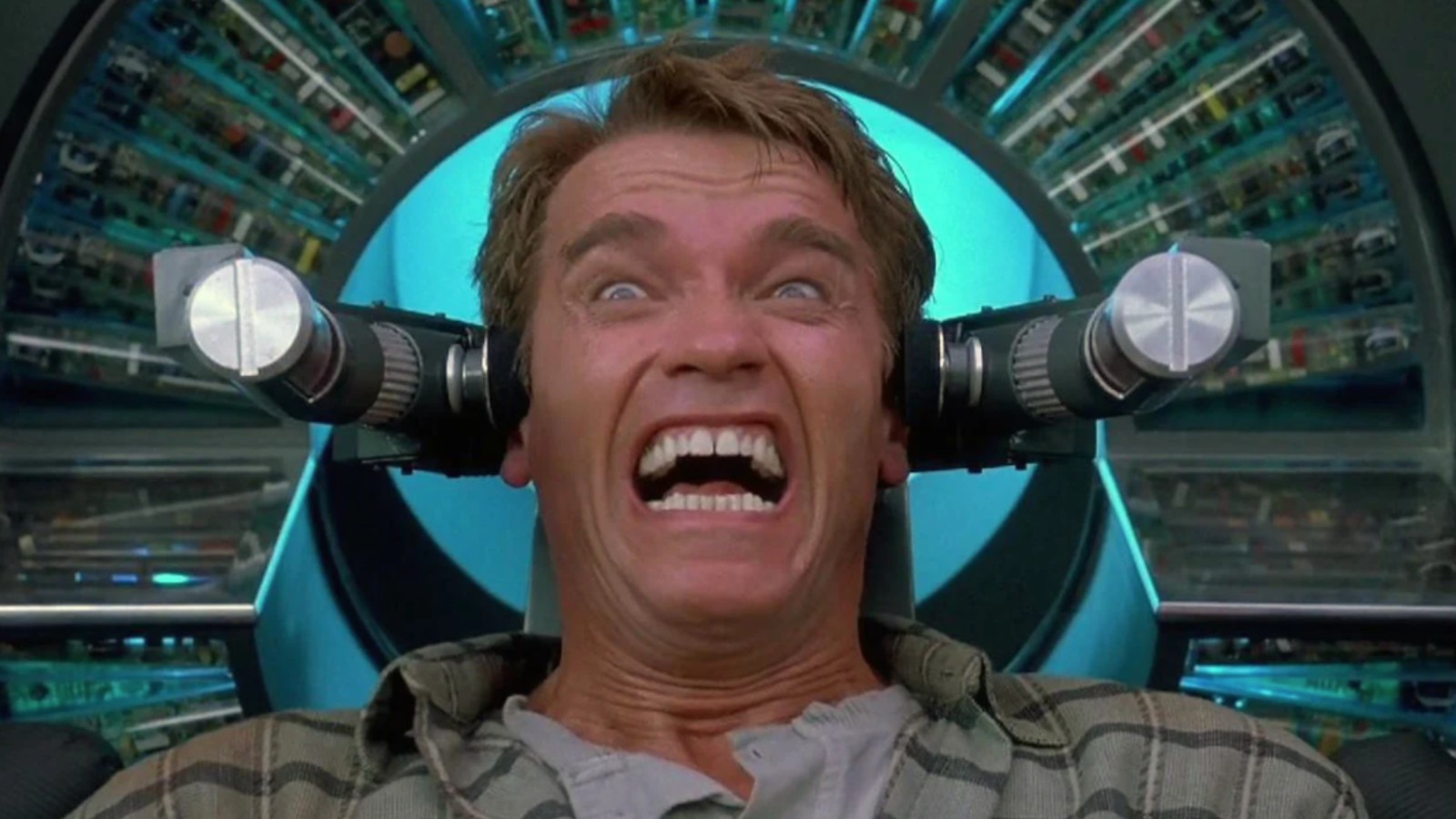 Un hombre experimenta dolor mientras está encerrado en una máquina en Total Recall.