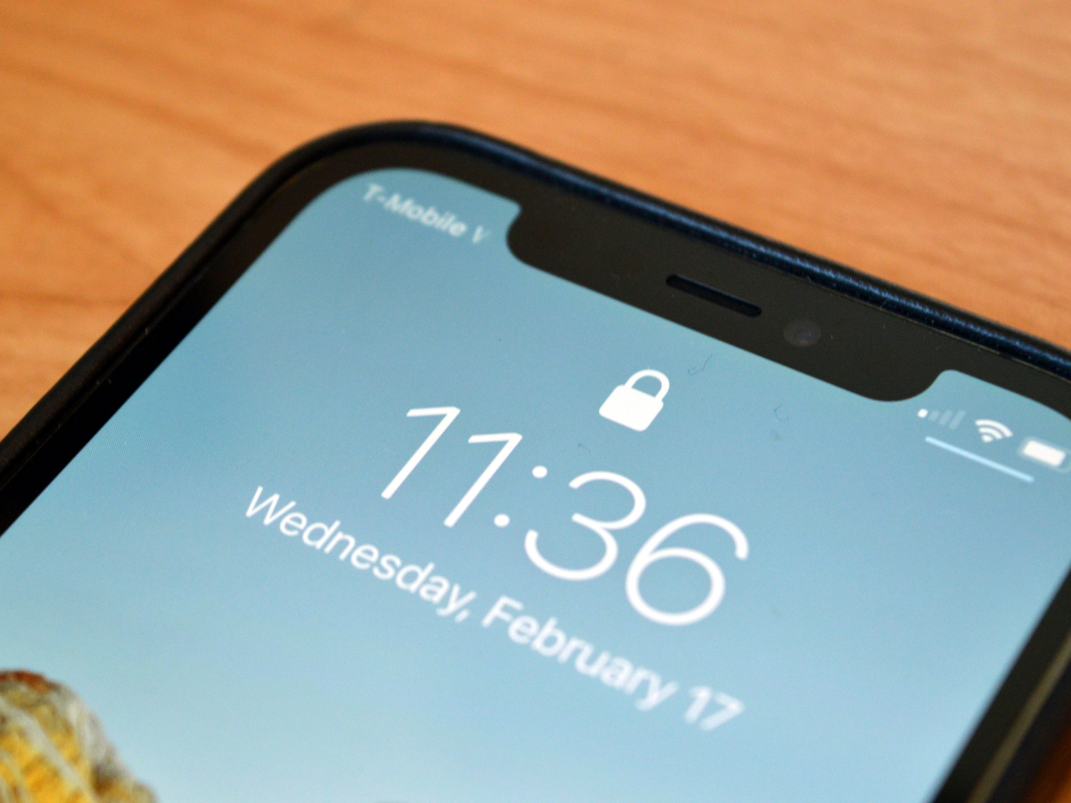 Um iPhone bloqueado, mostrando o ícone de cadeado na parte superior da tela.