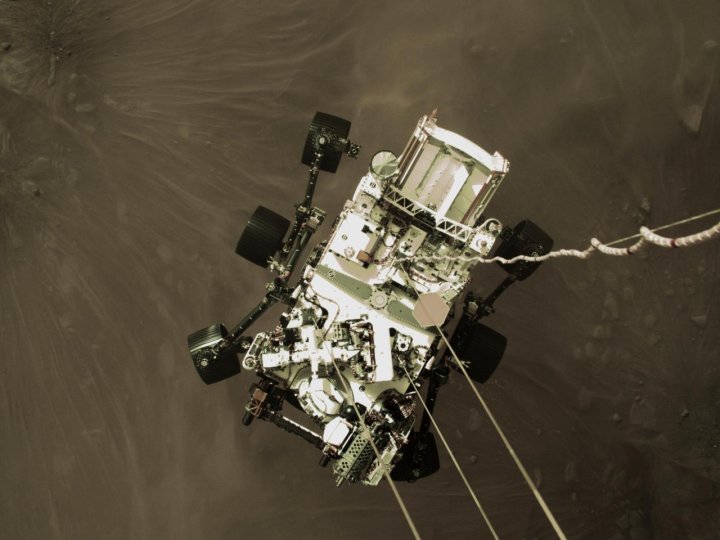 Esta imagen fija de alta resolución es parte de un video tomado por varias cámaras cuando el rover Perseverance de la NASA aterrizó en Marte el 18 de febrero de 2021. Una cámara a bordo de la etapa de descenso capturó esta toma.