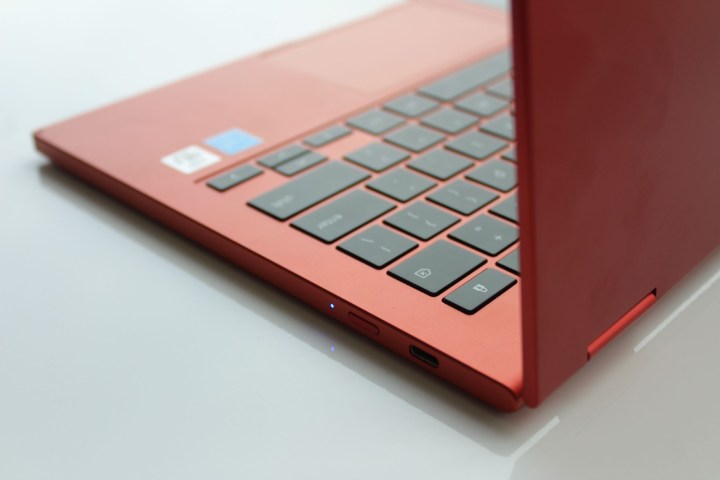Um Samsung Galaxy Chromebook 2 vermelho está aberto sobre uma mesa.
