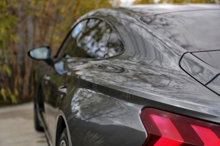 Боковая складка на Audi e-tron GT 2021 года выпуска