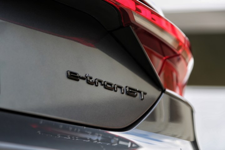 Крупный план именного значка Audi e-tron GT 2021 года выпуска