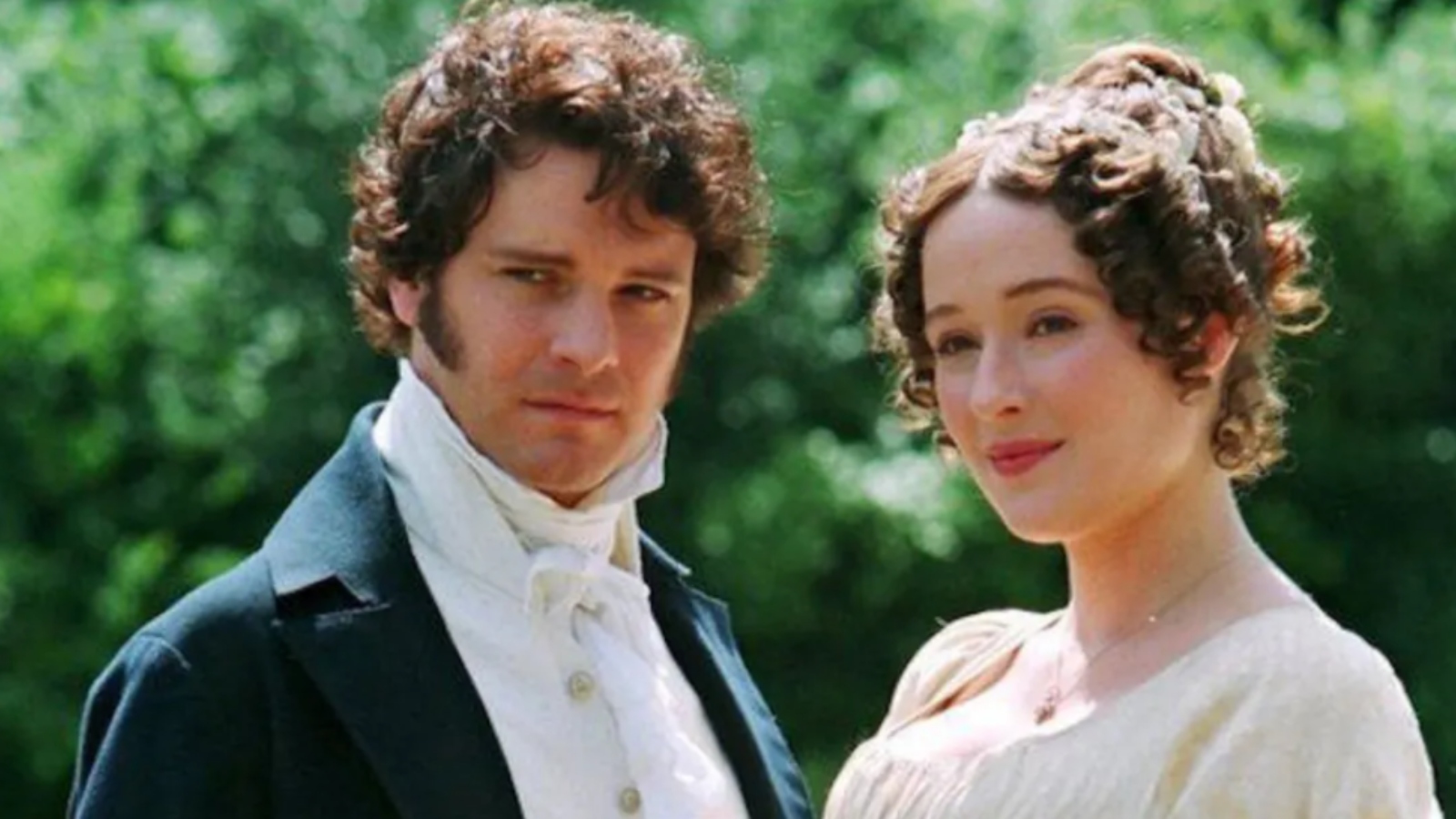 Darcy y Elizabeth están uno al lado del otro en Orgullo y Prejuicio.