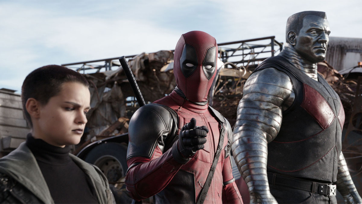 Brianna Hildebrand y Ryan Reynolds como Negasonic Teenage Warhead y Deadpool junto a un Coloso CGI en Deadpool