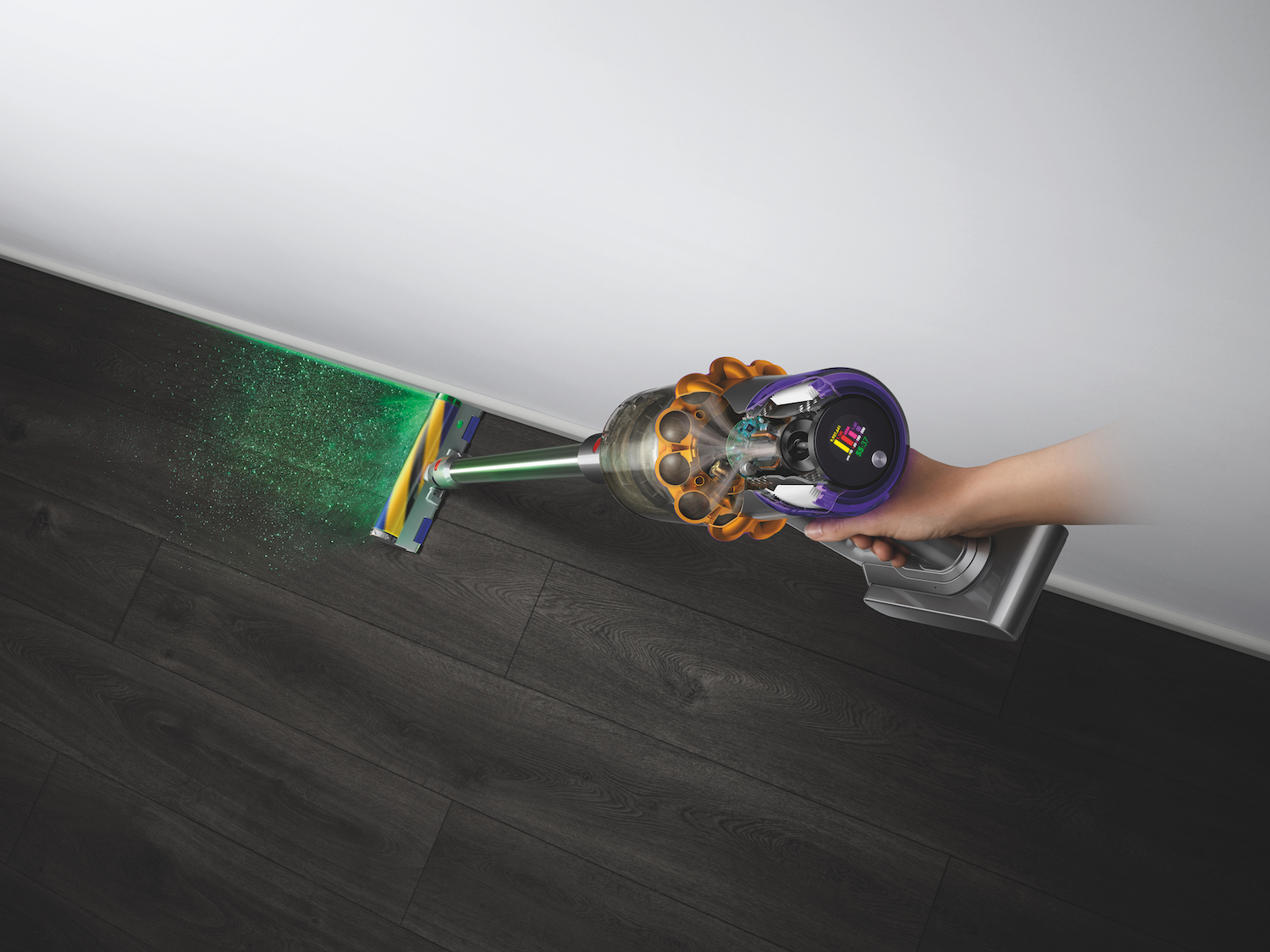 O Dyson V15 detecta usando seu sensor a laser para encontrar poeira no chão.