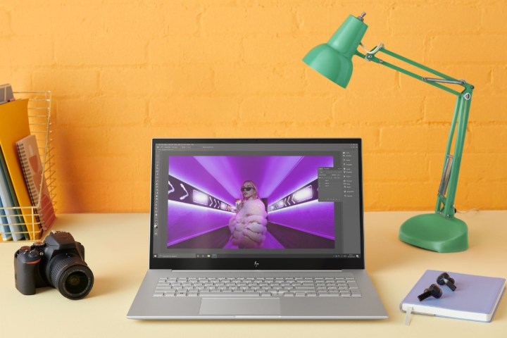 17-дюймовый ноутбук HP Envy Venvy находится на офисном столе
