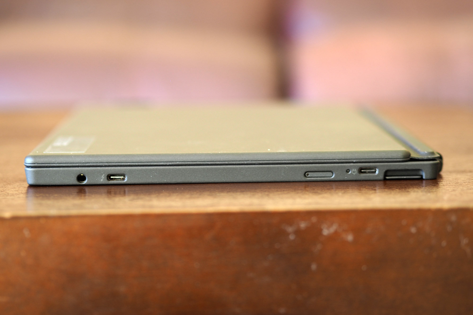 Lenovo ThinkPad X12 Detachable ports