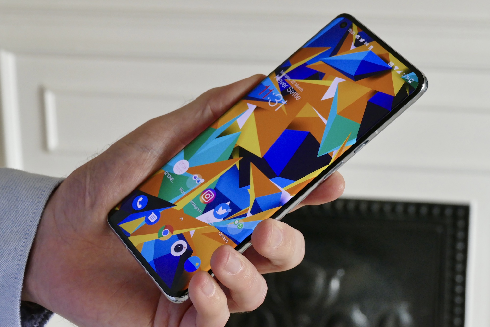 oneplus 9 pro review screen hand