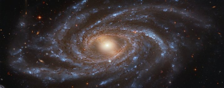 NGC 2336 is the quintessential galaxy — big, beautiful and blue — and it is captured here by the NASA/ESA Hubble Space Telescope. The barred spiral galaxy stretches an immense 200 000 light-years across and is located approximately 100 million light years away in the northern constellation of Camelopardalis (The Giraffe).