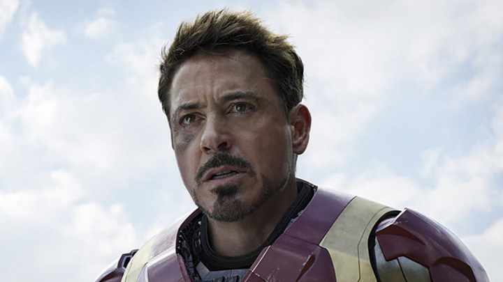 Robert Downey Jr. como Homem de Ferro nos filmes MUC, parecendo preocupado.
