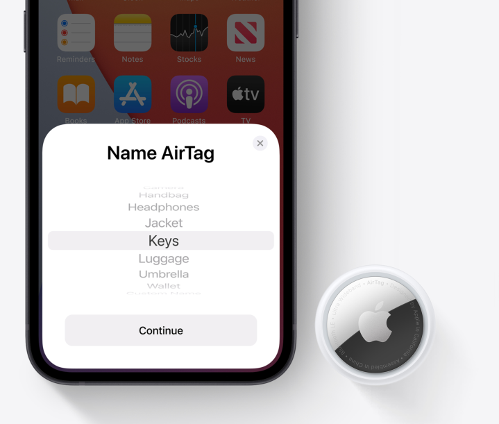 AirTag در کنار آیفون قرار دارد.