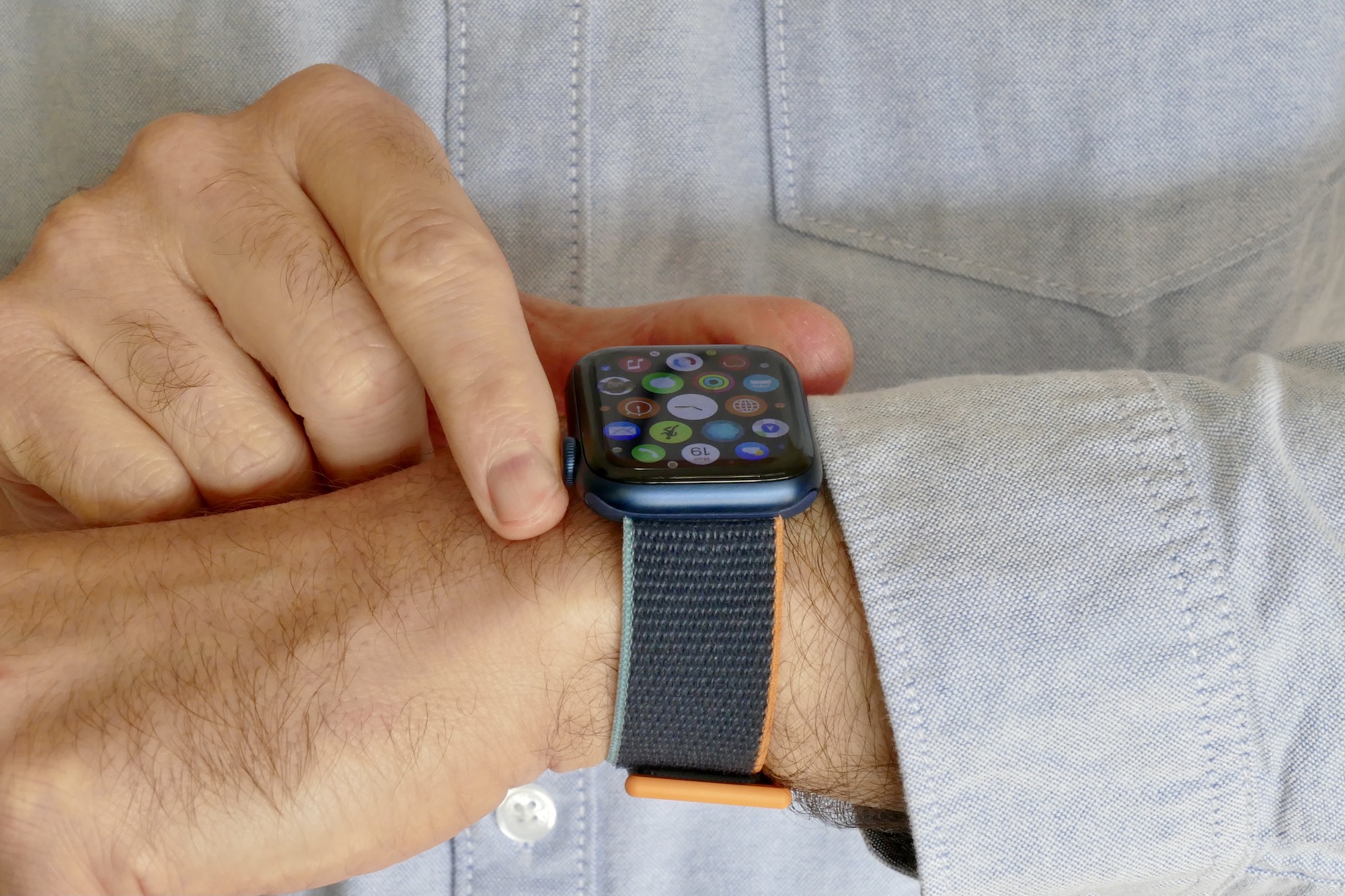 Apple Watch SE 2 - Size Comparison on Wrist! (40mm vs 44mm) 