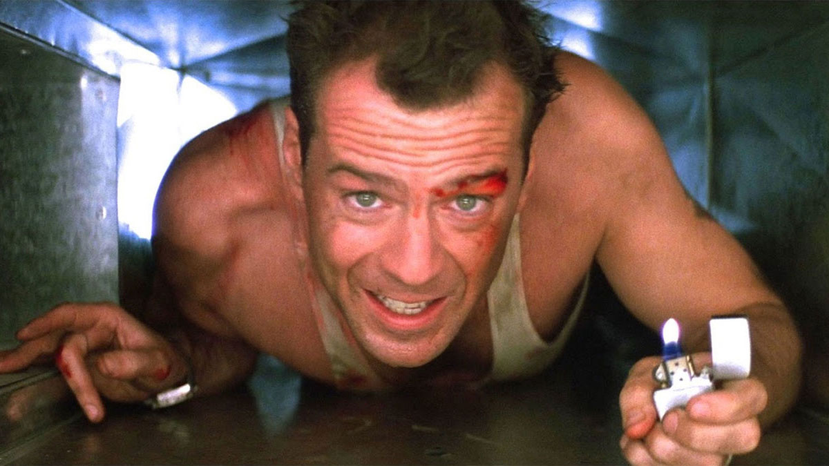 Bruce Willis rastejando por um respiradouro em Die Hard.