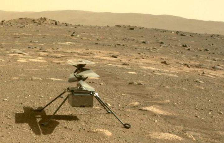 Ingenuity 헬리콥터는 화성 표면에 그려져 있습니다.