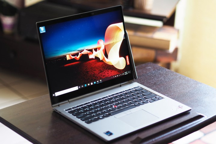 Lenovo ThinkPad X1 Titanium Yoga باز روی میز ایستاده است.
