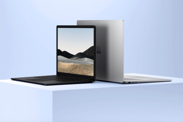 O Microsoft Surface Laptop 4 em um pedestal.