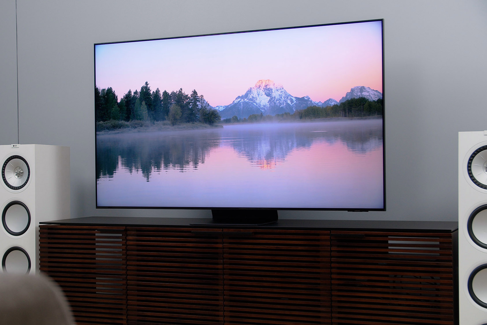 A TV Samsung QN90A em uma sala de estar.
