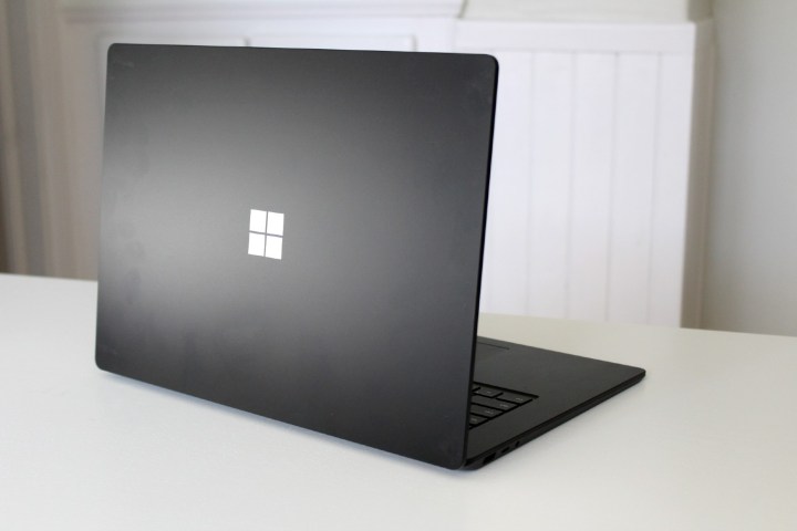 La parte posteriore del Microsoft Surface Laptop 4.