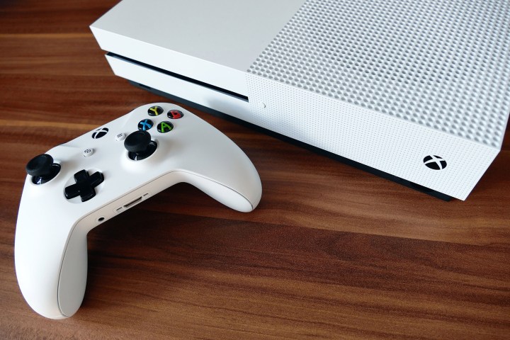 Console e controle Xbox One.