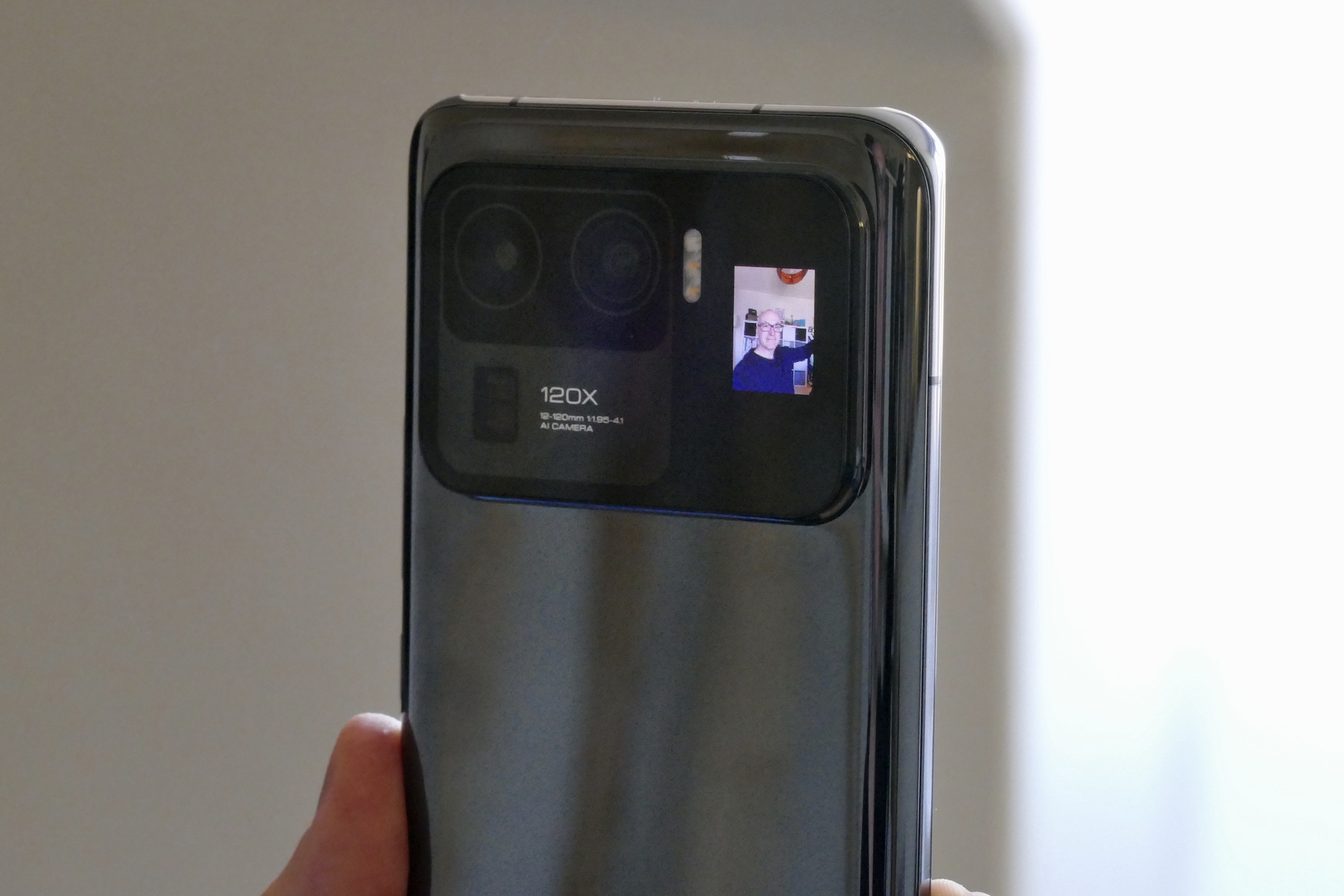 Xiaomi Mi 11 Ultra com traseira em cerâmica preta e tela secundária ao lado da colisão da câmera.