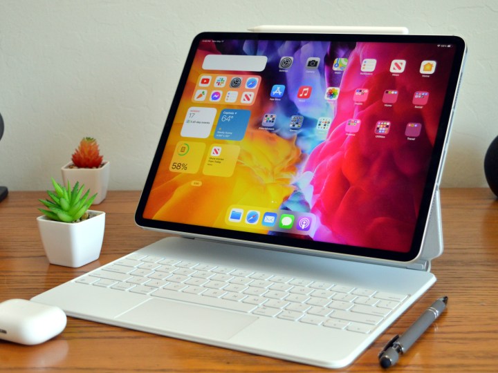 iPad Pro 12,9 дюйма с клавиатурой Magic Keyboard.