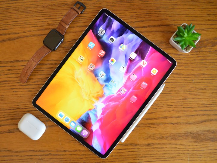 iPad Pro 2021 года на столе с экраном.