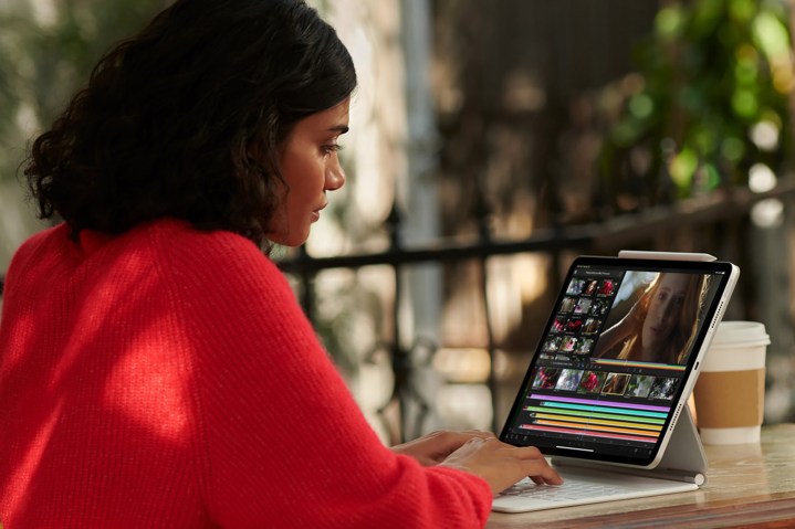 Женщина печатает на 11-дюймовом Apple iPad Pro (2021 г.) с клавиатурой.