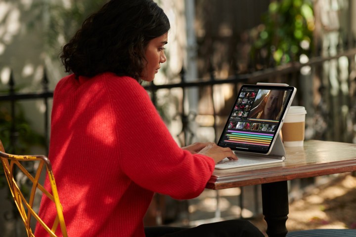 Una persona usa un iPad Pro M1 con una funda con teclado mientras está sentada en un escritorio.