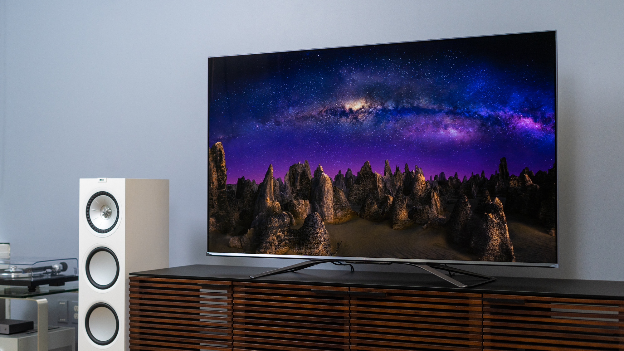 A TV Hisense U8G 4K ULED HDR em uma sala de estar.