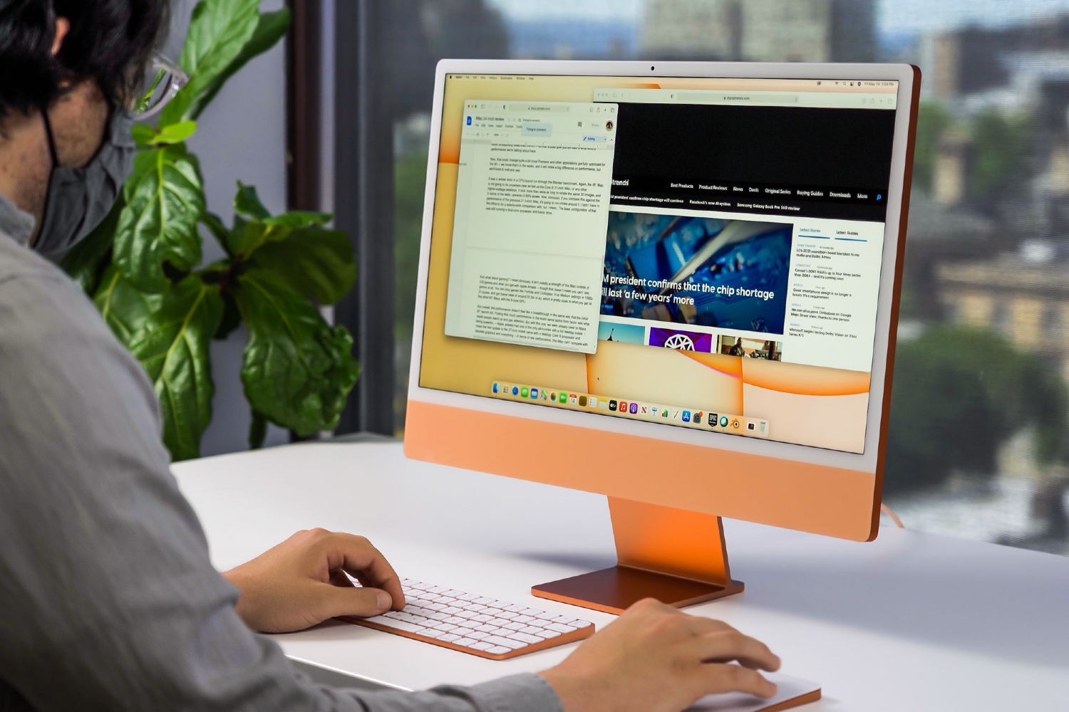 Man using a 24-inch M1 iMac.